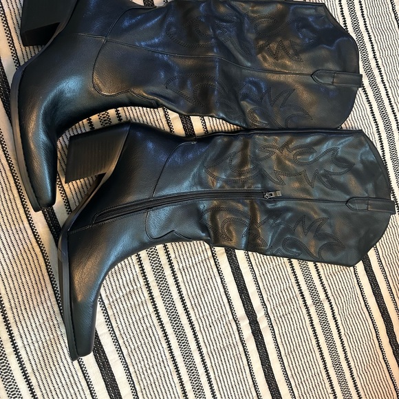 Never worn wide calf cowboy boots - Picture 3 of 4
